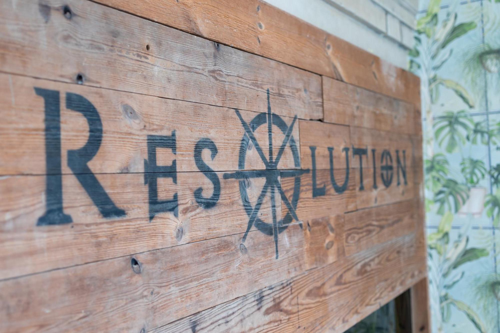 The Resolution Hotel ويتبي المظهر الخارجي الصورة