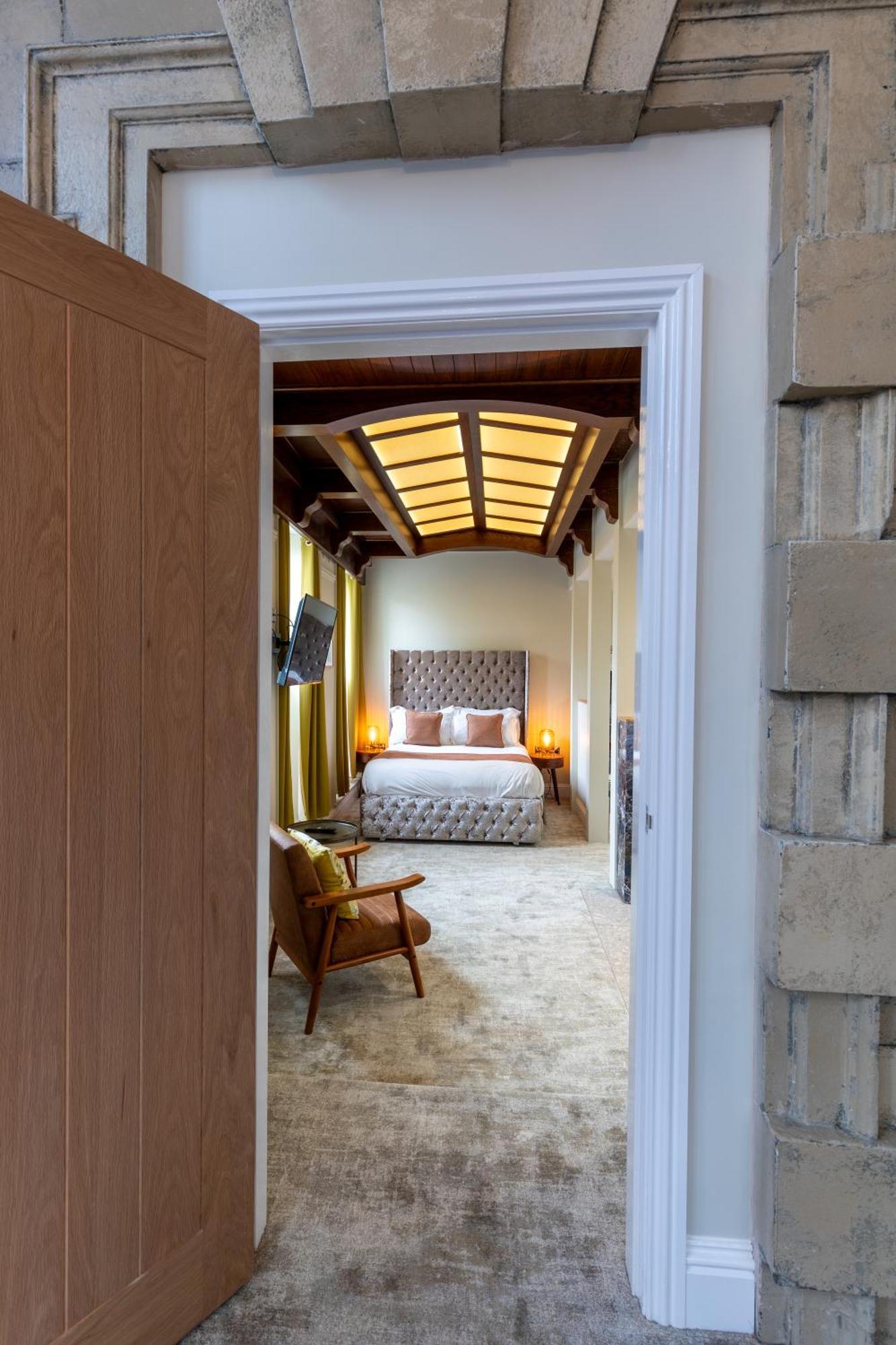 The Resolution Hotel ويتبي المظهر الخارجي الصورة
